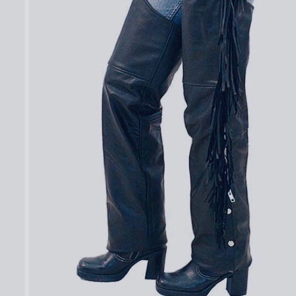 BLACK LEATHER SHAPS WITH SIDE FRINGE - Picture 5 of 16